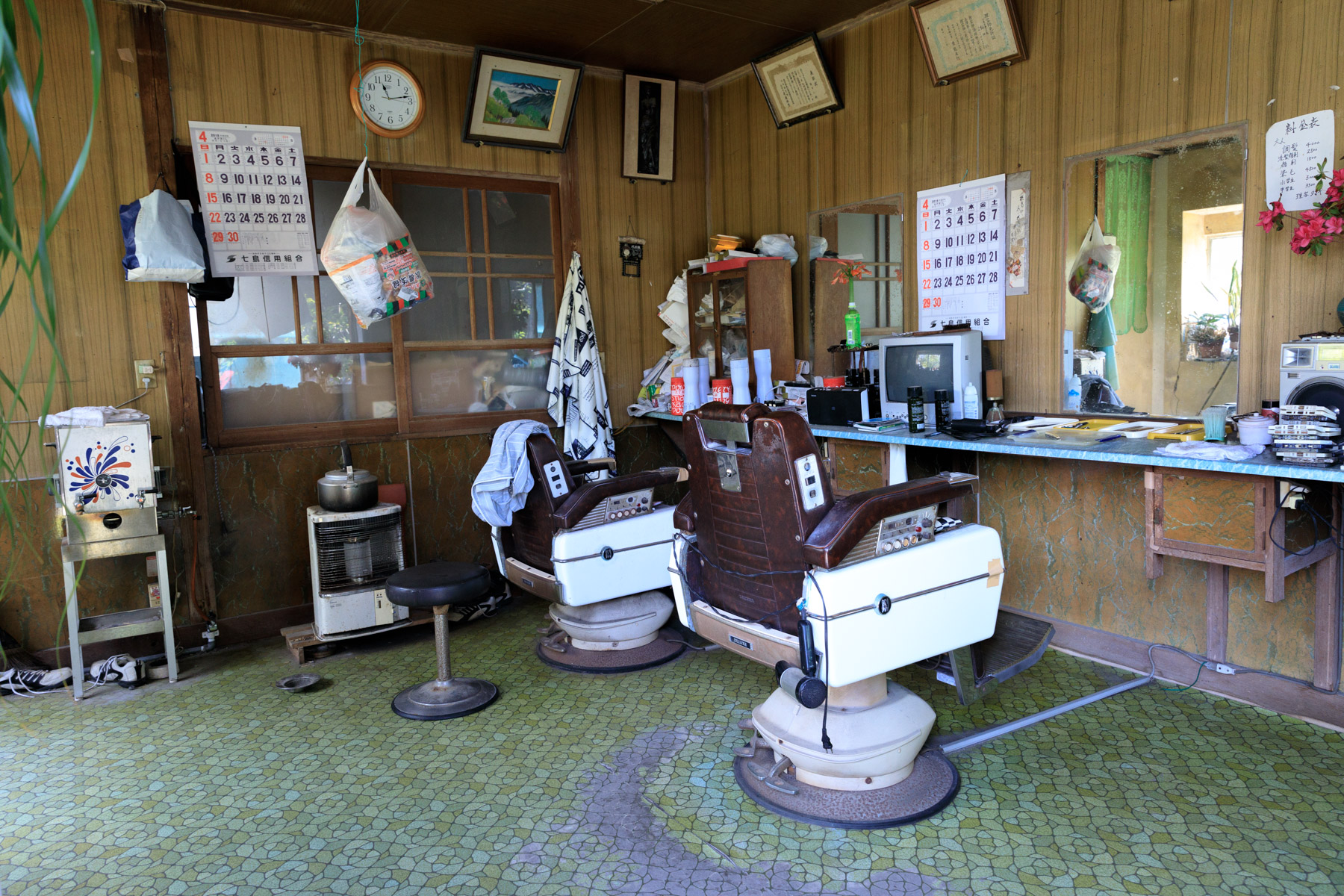 abandoned, haikyo, hairdresser, japan, japanese, kanto, ruin, shikinejima, tokyo, tokyo-islands, urban exploration, urbex